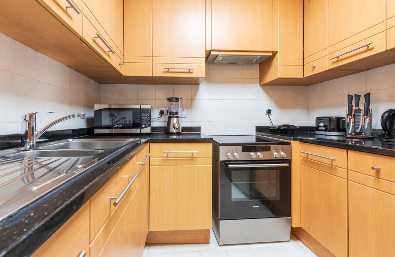 Trinity Holiday Homes - Sheikh Zayed Road Near To Financial Center Metro Station Dubai Exteriör bild