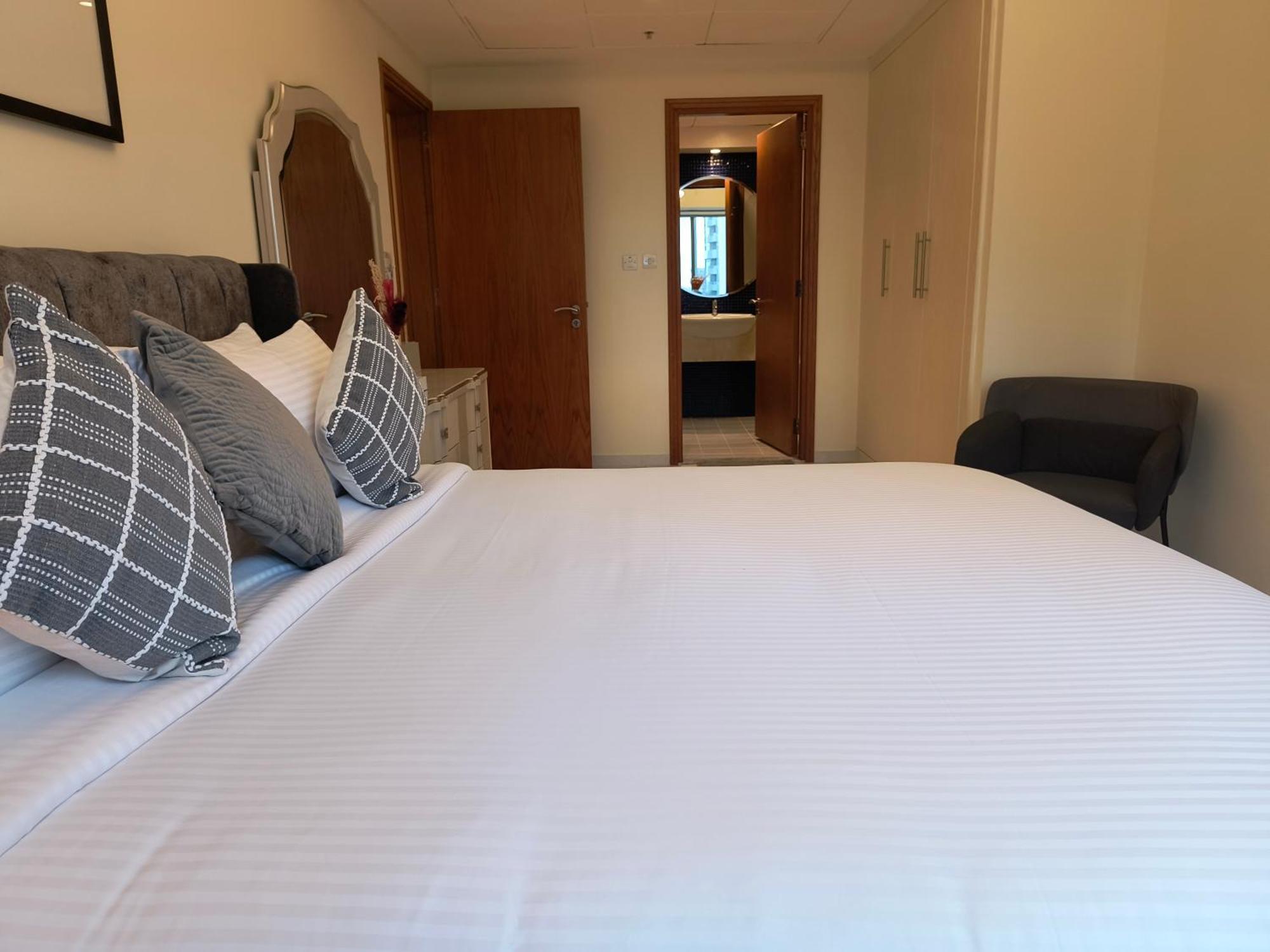 Trinity Holiday Homes - Sheikh Zayed Road Near To Financial Center Metro Station Dubai Exteriör bild